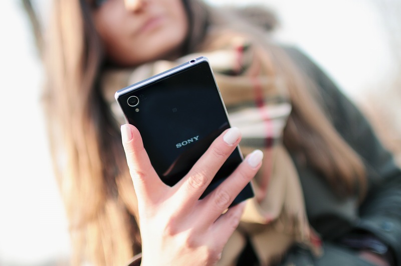 person-woman-hand-smartphone